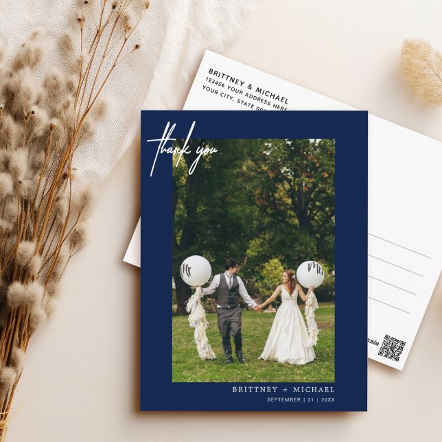 Enkel marin blå fotomodern Tack Vykort (Elegant hand lettered thank you wedding postcard with a minimalistic design perfect for any couple.)