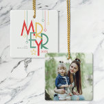 Enkel merry Photo Red-Gult<br><div class="desc">Dessa 2, 75 x 2, 75-tums fyrkantiga keramiska prydnadsföremål har ord "Merry" i ett vintage deco stil-typsnitt, med moderna minimalistiska prydnadsämnen. Lägg till ditt namn och år.</div>