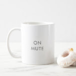 Enkel minimal Grått Vit Anpassningsbar PÅ MUTE Kaffemugg<br><div class="desc">Enkel minimal Grått Vit Anpassningsbar PÅ MUTE-kaffe Mugg - anpassade TEXT OCH FÄRG</div>