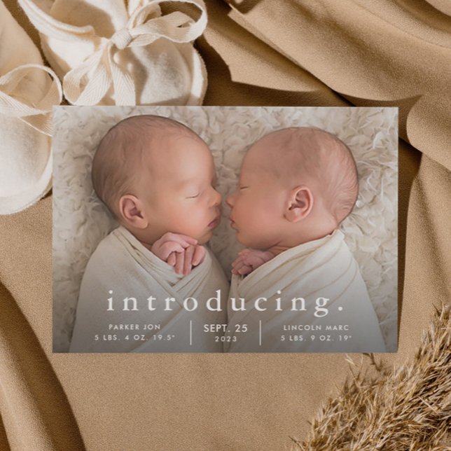 Enkel Minimal Tvilling Födelse Tillkännagivande Fo (Simple typography twins baby birth announcement postcard.)