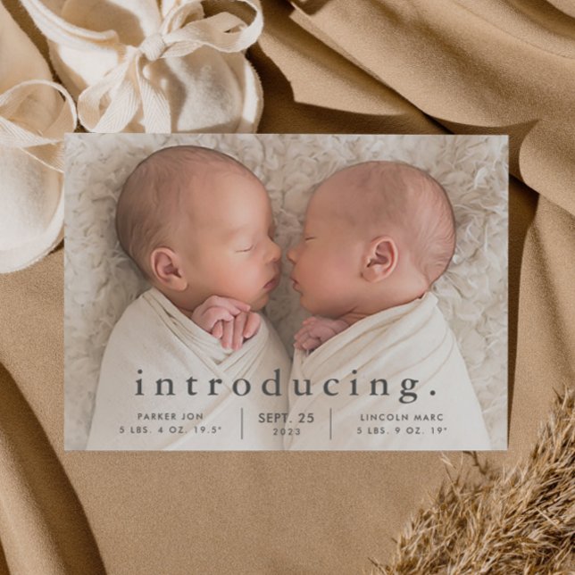 Enkel Minimal Tvilling Födelseannons Foto Vykort (Simple typography twins baby birth announcement postcard.)