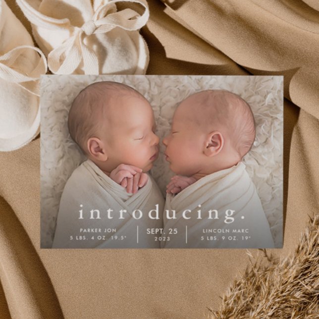 Enkel Minimal Tvilling Foto Födelse Meddelande (Simple typography twins baby birth announcement.)
