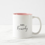 Enkel minimalist Newlyed Bride Två-Tonad Mugg<br><div class="desc">Denna enkla minimalist,  fru mugg,  är en perfekt till bruden eller bruden för att vara för en modern möhippa. Den enkla och elegant designen har skript av typen klassisk och finare i svartvitt.</div>