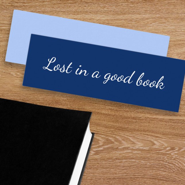 Enkel minimalistisk blå bokmärke mini visitkort (Keep your place in a great book with this 'Lost in a good book' slogan bookmark)