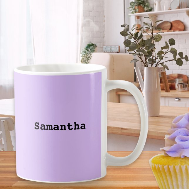 Enkel minimalistisk Lilac Namn Kaffemugg (A stylish minimalist mug, personalized with a name in black lettering on a pretty lilac background)