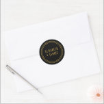 Enkel, minimalistisk modern Namn Guld Svarta Bröll Runt Klistermärke<br><div class="desc">Anpassa den moderna,  enkla,  minimalistiska Bröllop-kuvertförslutningsanordningen,  designad med guld namn på en svart bakgrund. Observera att guld är en färg-tryckning och inte en egentlig guld-folie. Det är en mall för enkel anpassning av onlinen.</div>