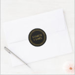 Enkel, minimalistisk modern Namn Guld Svarta Bröll Runt Klistermärke<br><div class="desc">Anpassa den moderna,  enkla,  minimalistiska Bröllop-kuvertförslutningsanordningen,  designad med guld namn på en svart bakgrund. Observera att guld är en färg-tryckning och inte en egentlig guld-folie. Det är en mall för enkel anpassning av onlinen.</div>