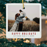 Enkel, minimalistisk och modern familjefoto julgransprydnad keramik<br><div class="desc">Denna moderna julprydnad har ett ställe för dig att lägga till namn och ett familjefoto,  vid sidan av "Glad helg" i vacker och enkel typografi,  och du kan lägga till ett eget fotomontage på baksidan (med plats för sju foton). Den perfekt minimalistiska julafton-gåvan till en familjemedlem denna vintersäsong.</div>