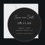 Enkel, minimalistisk svartvitt runt cirkel spara datumet<br><div class="desc">Kan anpassas helt efter dina behov i kostym. © Gorjo Designs. Gade åt dig via Zazzle-plattformen. // Tittar för matchande artiklar? Annat papper från den uppsättning som finns tillgänglig i avsnittet "samlingar" i min butik. // Behöver du hjälp med att anpassa din design? Har andra idéer? Kontakta mig gärna (Zoe)...</div>