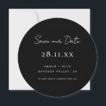 Enkel, minimalistisk svartvitt runt cirkel spara datumet<br><div class="desc">Kan anpassas helt efter dina behov i kostym. © Gorjo Designs. Gade åt dig via Zazzle-plattformen. // Tittar för matchande artiklar? Annat papper från den uppsättning som finns tillgänglig i avsnittet "samlingar" i min butik. // Behöver du hjälp med att anpassa din design? Har andra idéer? Kontakta mig gärna (Zoe)...</div>