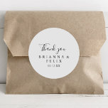 Enkel, minimalistisk Tack-bröllopsförmån Runt Klistermärke<br><div class="desc">Det enkla minimalistiska tack du ger bröllopet är en perfekt för ett modernt bröllop. Den enkla och elegant designen har skript av typen klassisk och finare i svartvitt. Gör etiketten egen genom att inkludera namn, händelsen (om tillämpligt) och datum. De här klistermärkena kan ge komplimanger till en bröllopsmottagning, möhippa eller...</div>
