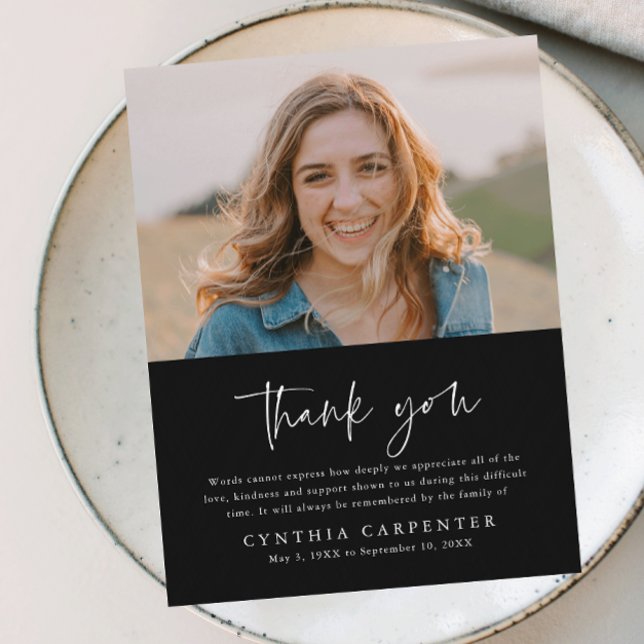 Enkel minnesbild för begravning vykort (Modern script black and white photo memorial thank you postcard.)