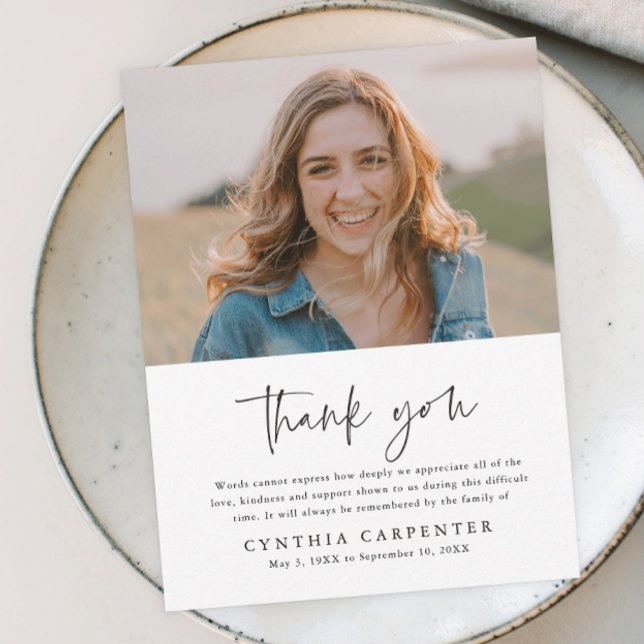 Enkel minneskort för begravning tack foto vykort (Simple typography black and white photo memorial thank you postcard.)