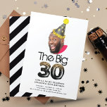 Enkel Modern 30års födelsedag Photo Black Guld Inbjudningar<br><div class="desc">Enkel Modern 30års födelsedag Photo Black Guld-design. Du kan ändra fotot på ett enkelt sätt,  och om du fortsätter att klicka för att anpassa dig kan du flytta Birthday Hat som det fungerar för dig. Matchande produkter finns i samlingen 30års födelsedag.</div>