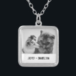 Enkel, modern Anpassningsbar Pet eller People Phot Silverpläterat Halsband<br><div class="desc">Lägg till ett eget foto och en egen text om du vill skapa en unik fotogåva. Det här halsbandet eller den här släktingen är redot som ska anpassas med ditt foto och ditt eget namn eller meddelande med tryckt skrivmaskin stil. Den enkla, moderna svarta och vita stil ser underbar ut...</div>