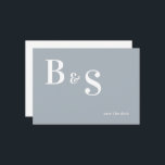 Enkel, modern Dusty Blue Monogram QR Spara datumet<br><div class="desc">Enkelt stort Monogram Bröllop spara datum. Webbplats. Dusty Blue och White. QR-kod. Modern teckensnitt. Vinterbröllop.</div>