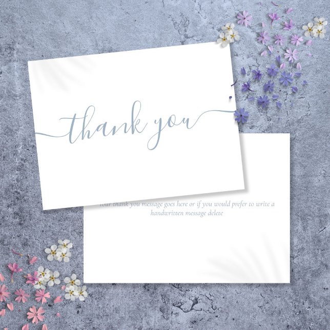 Enkel Modern Elegant Dammig Blå Skrift Tack Kort (Simple Modern Elegant Dusty Blue Script Thank You Card)