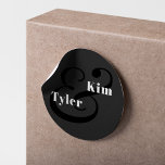 Enkel modern elegant namn monogram bröllop runt klistermärke<br><div class="desc">Trendig fet brud och groom namn moderna,  minimalistiskt,  svart bröllop kuvertförsegling eller favorisera ett klistermärke med en klisteryta.             Lämpligt för contemporary stil under alla årstider bröllop.</div>