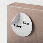 Enkel modern elegant namn monogram bröllop runt klistermärke<br><div class="desc">Trendig fet brud och groom namn moderna,  minimalistiska,  svarta och vita kuvertförseglingar i bröllop,  eller ett märkesmärke med en klisteryta.             Lämpligt för contemporary stil under alla årstider bröllop.</div>