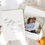 Enkel Modern Elegant Photo Bröllop Inbjudningar<br><div class="desc">Den här eleganten innehåller en modern fotobröllopsinbjudan med ditt foto på baksidan och ett skript för elegantens vintage på framsidan. Det är unikt och elegant.</div>