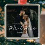 Enkel modern första jul som Mr & Mrs Photo Julgransprydnad Metall<br><div class="desc">Vår första jul som Mr och Mrs...  nya milstolpe fotoornament. En modern typografi för den här fotouppsättningen av prydnadsföremål. Så här anpassar du dig med bild som är din favorit. Du kan också enkelt ändra färg på teckensnittet så att det passar dig.</div>