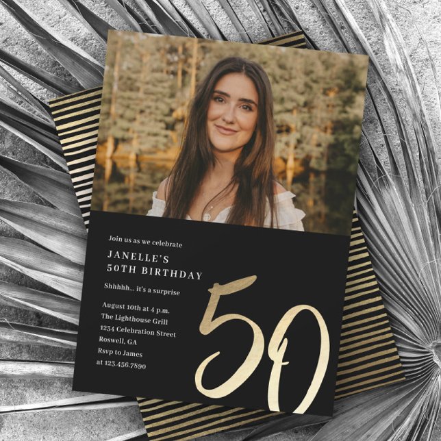 Enkel modern foto 50-årsdag inbjudningar (Modern Simple Black and Gold Photo 50th Birthday Party Invitation.)