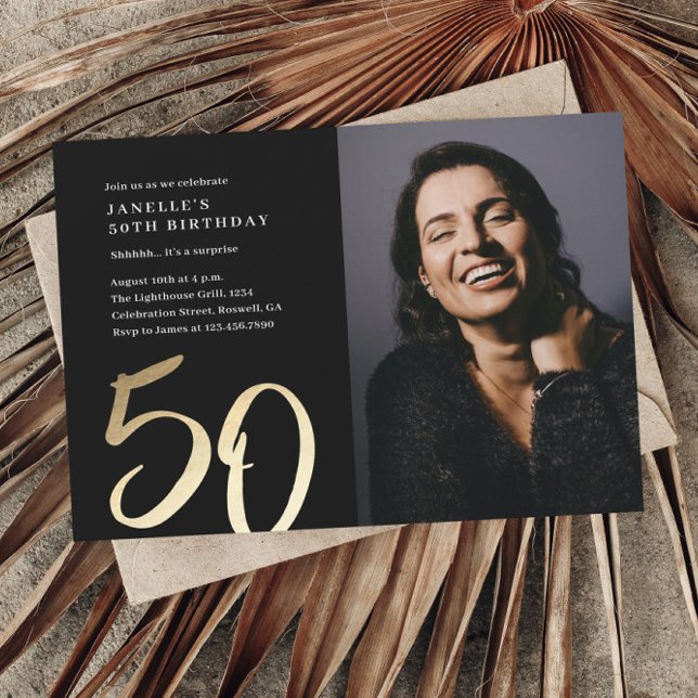 Enkel modern foto 50-årsdag inbjudningar (Simple modern script black and gold 50th birthday party photo invitations.)