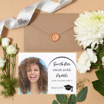 Enkel modern fotobåge examensfest spara datumet<br><div class="desc">Ett foto Spara datum-kort för en examensfest. På framsidan: Lägg till ditt eget vertikala foto av examenklassen. Fotobågsram. En chic vit bakgrund,  svart text. Mallar för namn och datum. Namnet och texten: Spara datum är skrivna med en modern handskriven stilsnurr. Med en mössa,  tofs topp. Baksida: Festdetaljer.</div>