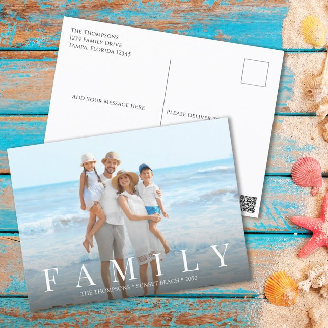 Enkel, modern, fotofamiljens minimalistiska Anpass Helg Vykort (A simple photo postcard with FAMILY typography in a simple block style lettering.)
