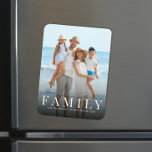 Enkel, modern, fotofamiljens minimalistiska Anpass Magnet<br><div class="desc">Den här designen har ett modernt familjemagnetfoto,  trendig Instagram Classic keepé,  enkel minimalistisk typografi,  resande firande event helgdag momento,  magnetiskt kylskåp,  enkel modern klassisk elegant,  semesterfamiljer med barn,  bilder speciella evenemang firande,  keepsaké rent linjer,  magnetisk fotomagnetpresentidé</div>