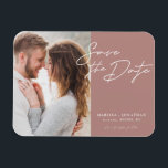 Enkel, modern fotofotospara Bröllop Magnet<br><div class="desc">Elegant och modern design har ett typografiskt skript Spara datum och ditt favoritfoto mot en  bakgrund. Jag vill bara tillkännage ert kommande bröllop på ett modernt,  minimalistiskt sätt. Anpassa viktiga detaljer och det bästa valet av bild.</div>