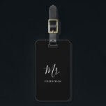 Enkel modern Groom Newlyged Elegant Bagagebricka<br><div class="desc">Enkel bagagemärke med "Mr" i ett elegant-skript tillsammans med ditt efternamn i vitt över en svart bakgrund. Den moderna bagagetaggen gör perfekt bröllop-gåvan till en ny stam för hans smekmånad.</div>
