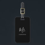 Enkel modern Groom Newlyged Elegant Bagagebricka<br><div class="desc">Enkel bagagemärke med "Mr" i ett elegant-skript tillsammans med ditt efternamn i vitt över en svart bakgrund. Den moderna bagagetaggen gör perfekt bröllop-gåvan till en ny stam för hans smekmånad.</div>