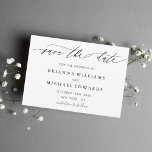 Enkel modern kalligrafi Bröllop spara datum Spara Datumet<br><div class="desc">Simple Modern Calligraphy Black and White Bröllop spara datum Card. Om du vill ha en mer avancerad anpassning av den här designen klickar du på knappen Anpassa ovan! Matchande objekt är också tillgängliga.</div>