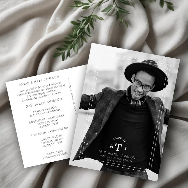 Enkel Modern Kalligrafi Foto Grad Initialer Vykort (Simple Chic Modern Calligraphy Photo Graduate Initials Invitation Card.)