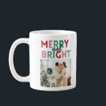 Enkel Modern Merry och Bright Colorful One Photo Kaffemugg<br><div class="desc">Lös modern och enkel enfotodesign med färgstark "Merry and Bright"-typografi i grönt,  rosa och rött färg.</div>