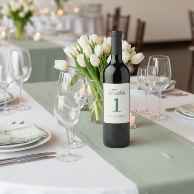 Enkel, modern, minimalistisk Grönt Bröllop Vinflaska Etikett (Guide guests to their seats in style with this Sage Green Wedding Table Number Sign!)