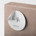 Enkel modern minimalistisk svart och vit bröllop runt klistermärke<br><div class="desc">Enkel elegant,  minimal handskriftsskript med två brider och groom svart namn-vit kuvertförsegling eller klistermärke för presentfigursättning.</div>