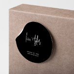 Enkel modern minimalistisk svart och vit bröllop runt klistermärke<br><div class="desc">Enkel elegant,  minimal handskriftsskript med två brider och groom namn svart och vit bröllop kuvertförsegling eller presentkapslingsetikett.</div>