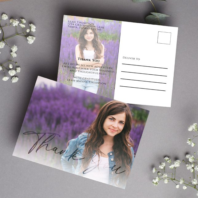 Enkel, modern, minimalistisk typografi 2 foto vykort (Graduation photo postcard template with "thank you" creative typography overlay. )