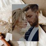 Enkel, modern, monogram foto Bröllop Inbjudningar<br><div class="desc">Vår enkla Modern Monogram Photo Wedding-inbjudan har ett vackert foto av utfallande förlovning övertäckt med moderna par och ett monogram av parets initialer.</div>