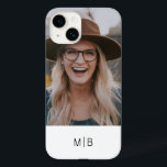 Enkel Modern Monogram Photo Personlig Namn<br><div class="desc">Enkel Modern Monogram Photo Personlig Namn iphone case har ditt favoritfoto med personligens monogram i ett modernt svartfärgat skrivskript på en snyggt vit bakgrund. Designad av ©Evco Studio www.zazzle.com/store/evcostudio</div>