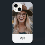 Enkel Modern Monogram Photo Personlig Namn<br><div class="desc">Enkel Modern Monogram Photo Personlig Namn iphone case har ditt favoritfoto med personligens monogram i ett modernt svartfärgat skrivskript på en snyggt vit bakgrund. Designad av ©Evco Studio www.zazzle.com/store/evcostudio</div>
