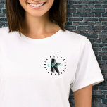 Enkel Modern Namn, första Monogram T Shirt<br><div class="desc">Ett enkelt, men roligt sött och modernt monogram med initialer och namn i en detaljrikedom i en streckcirkel. Ett enkelt svart och vitt stil, men du kan byta ut färg mot ditt eget. Lägg till en mönster bakom, eller bara behålla ett enkelt färg. Det kan hända att ditt första behandlingstillfälle...</div>