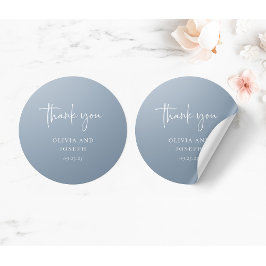 Enkel modern och minimalistisk | Dusty Blue Bröllo Runt Klistermärke