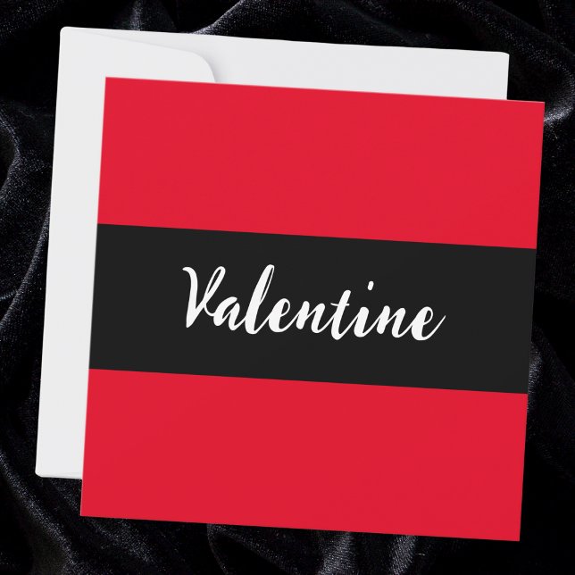 Enkel modern röd Alla hjärtans dag-kort (A stylish Valentine's card in red, black and white, with space for your own message on the back)