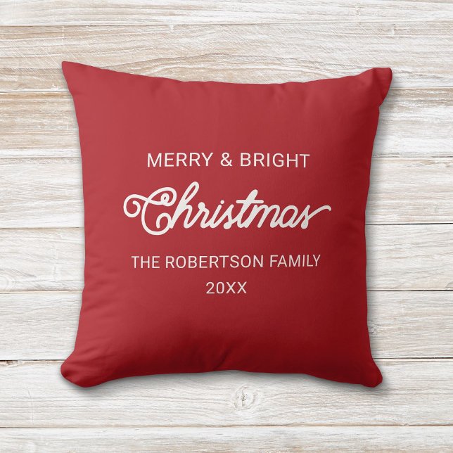 Enkel Modern Script Red God jul Önskemål Kudde (Red and white, modern script "Merry and Bright" Christmas pillow with custom family name and year.)