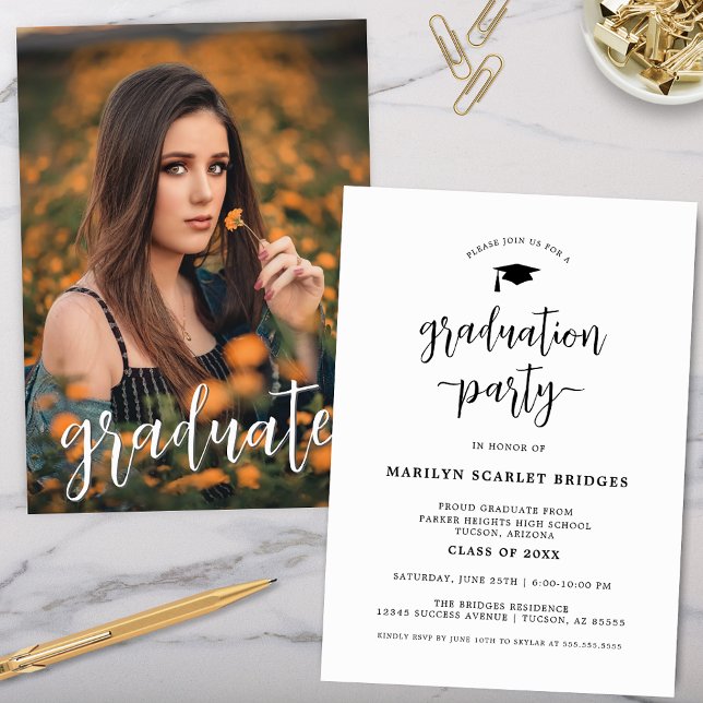 Enkel Modern Script Studenten-inbjudan Inbjudningar (Modern simple script graduation invitation for high school or college graduate grad party invites)