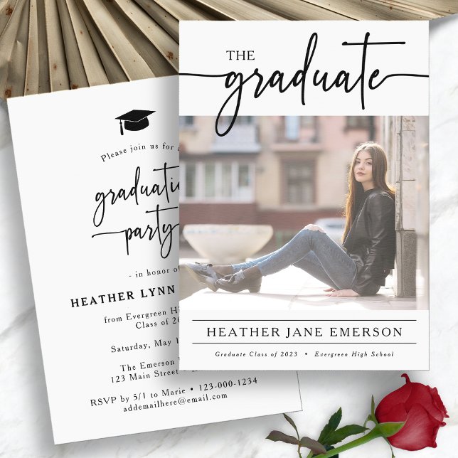 Enkel Modern Script Studenten Inbjudningar (Simple Modern Script Photo Graduation Party Invitation Card by Painted Paperie
)