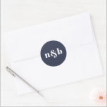 Enkel modern stil Monogram Bröllop-symbol Runt Klistermärke<br><div class="desc">Ett enkelt bröllop-dekal med monogrammet och ett modernt typsnitt. Redigera initialer med Zazzles redigeringsprogram verktyg. Ändra bakgrundsbilden färg genom att ange verktyg och välja ett alternativt färg i färg-väljaren. Enkel modern stil Monogram Bröllop-symbol.</div>